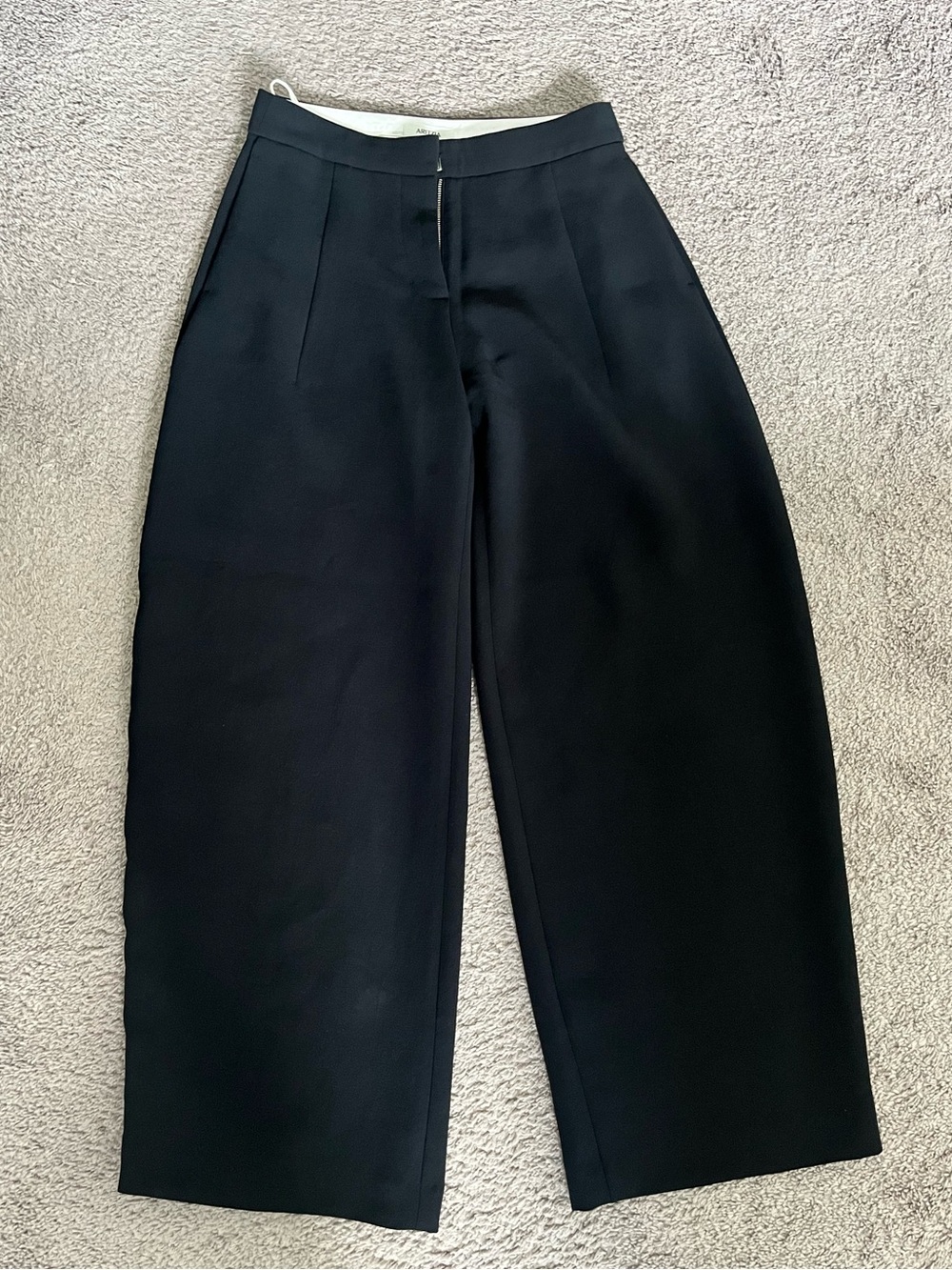 Aritzia New Helix Barrel Pant - Crepette™ - Picture 6 of 10